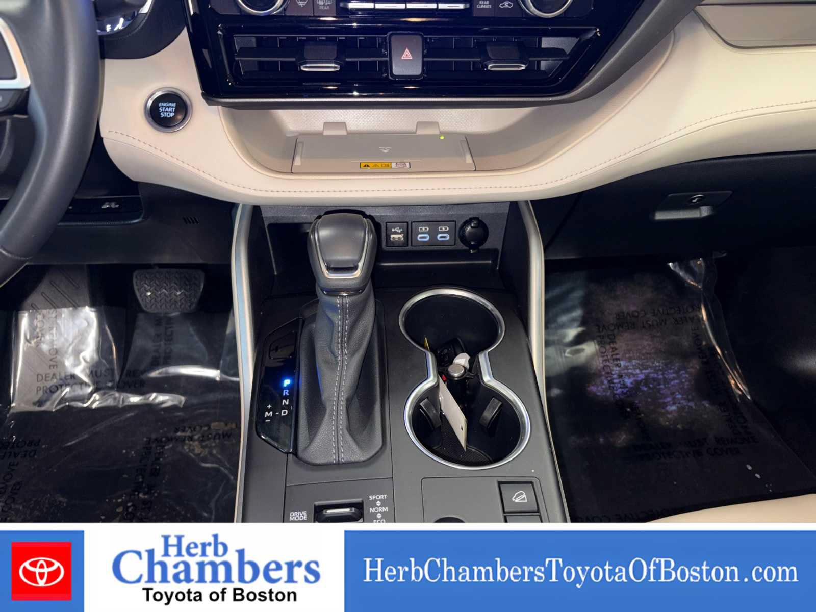Used 2024 Toyota Highlander XLE AWD/4WD image 16