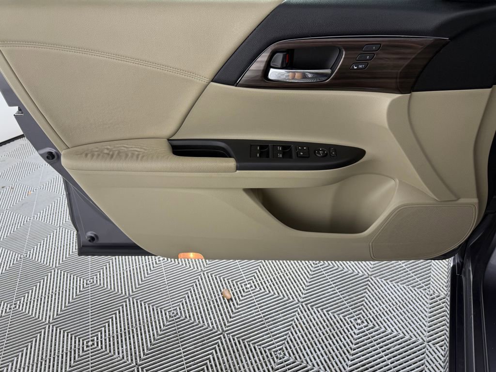 Used 2017 Honda Accord Touring image 9