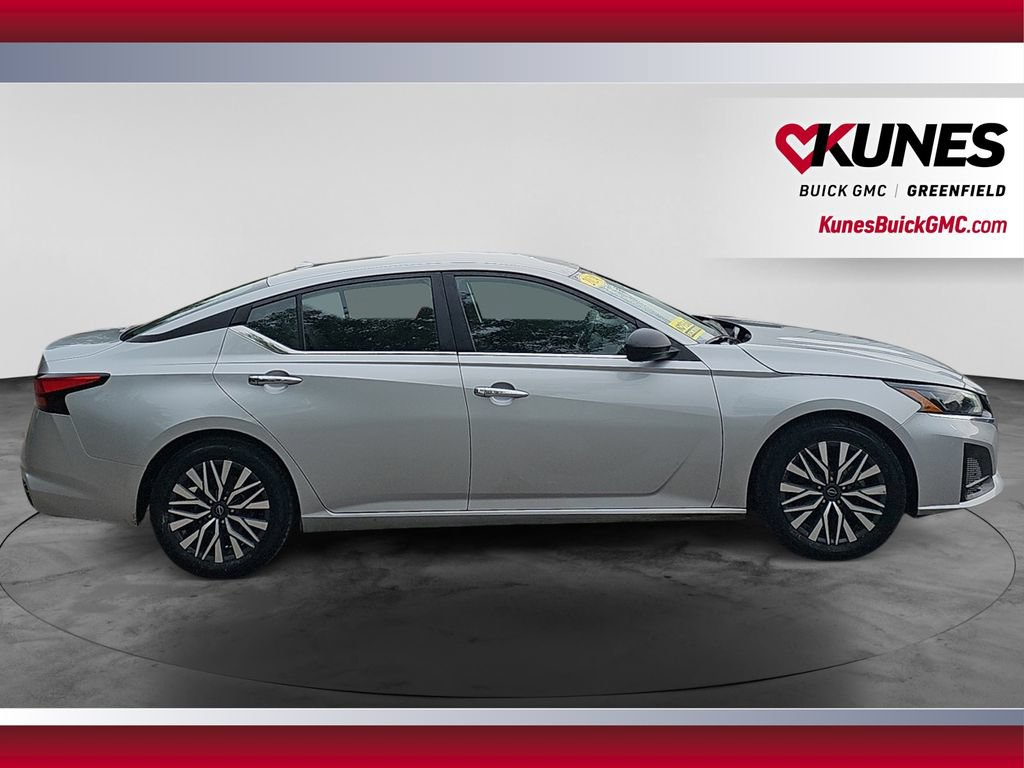 Used 2024 Nissan Altima 2.5 SV FWD image 12