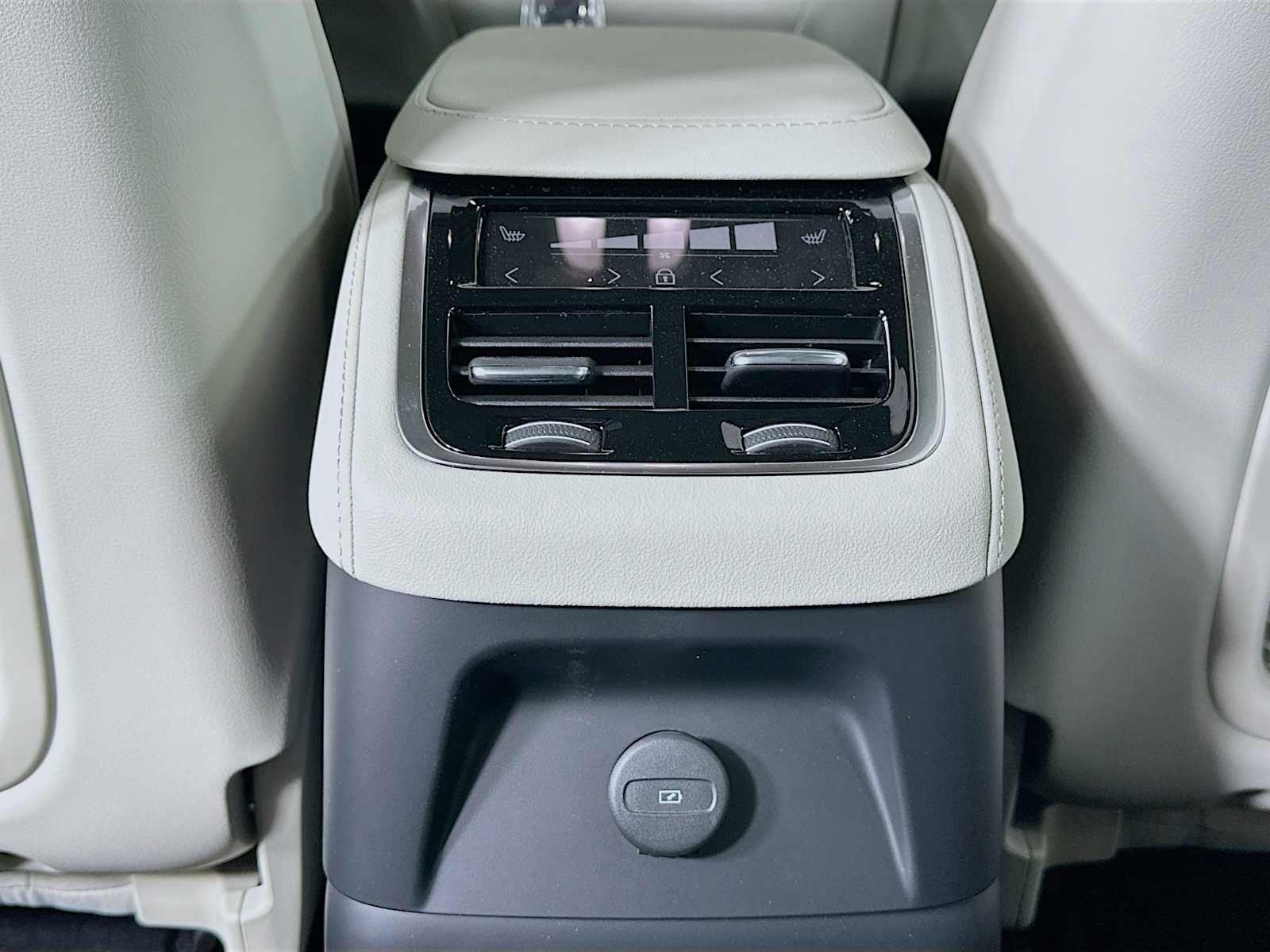 New 2026 Volvo XC90 T8 Ultra w/ Protection Package image 24