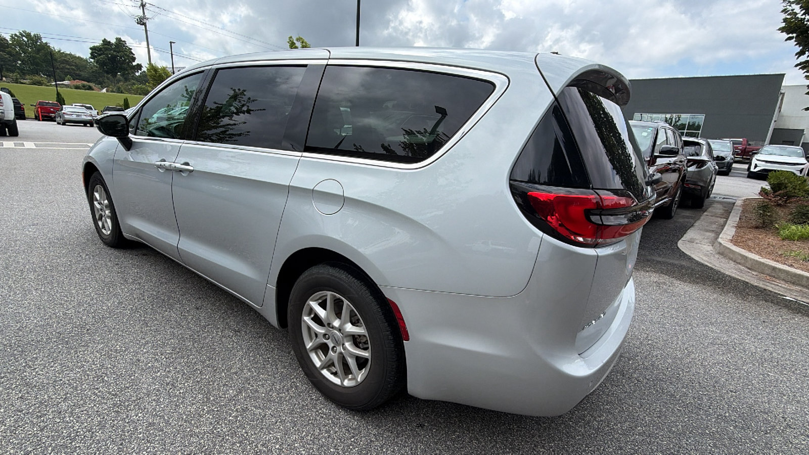 Used 2024 Chrysler Pacifica Touring-L FWD image 10