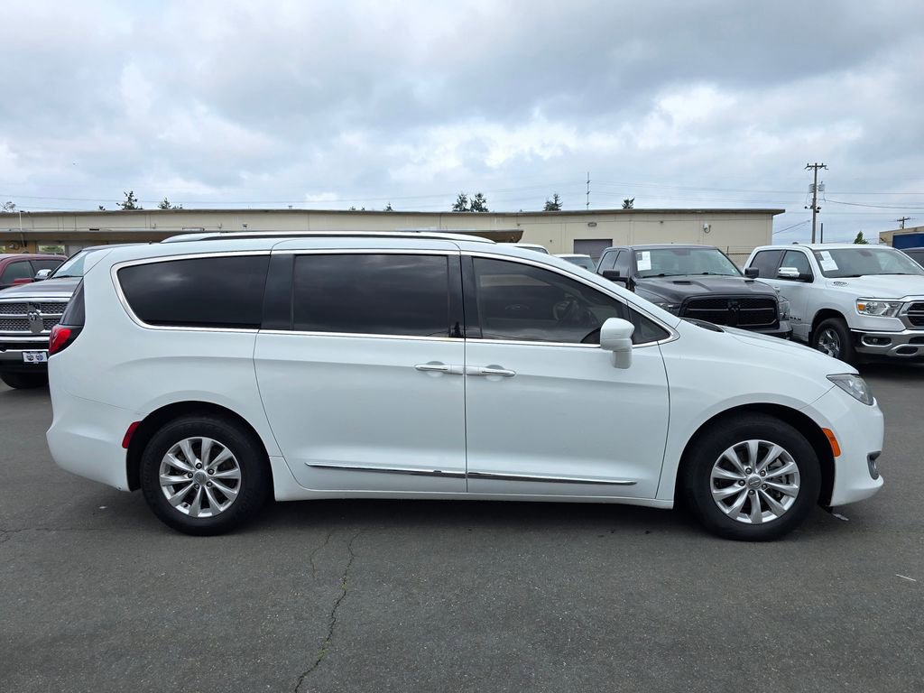 Used 2020 Chrysler Pacifica Touring-L FWD image 10