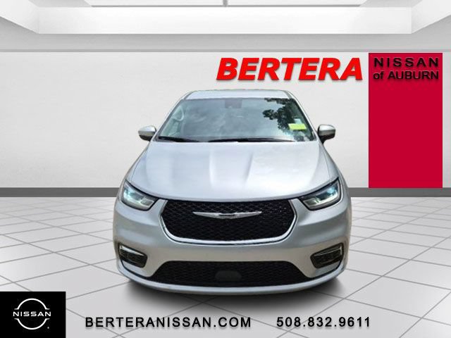Used 2023 Chrysler Pacifica Touring-L FWD image 3