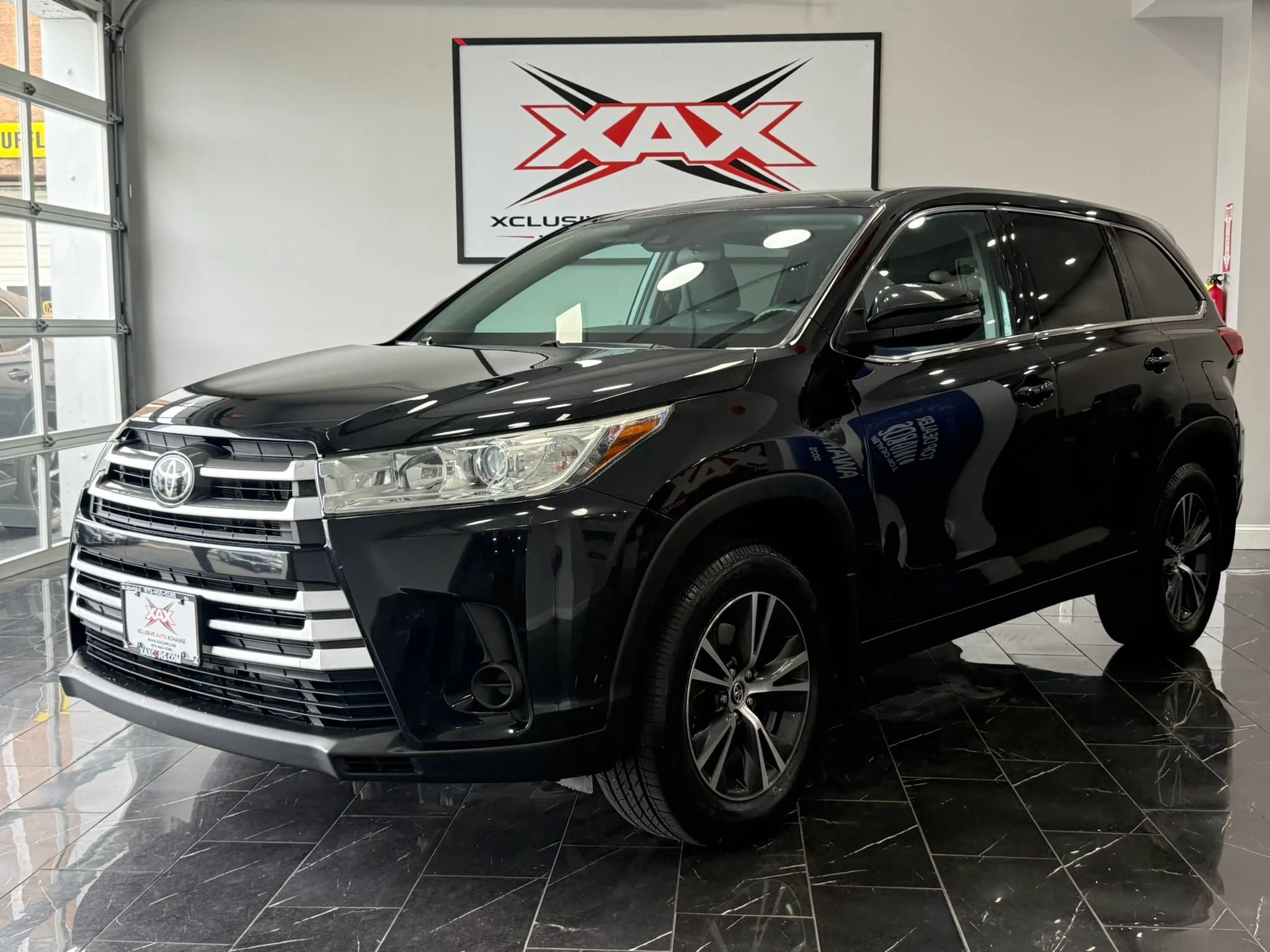 Used 2019 Toyota Highlander LE AWD/4WD image 3