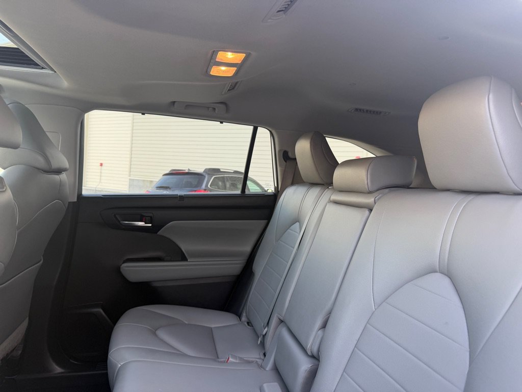 Used 2022 Toyota Highlander XLE AWD/4WD image 17