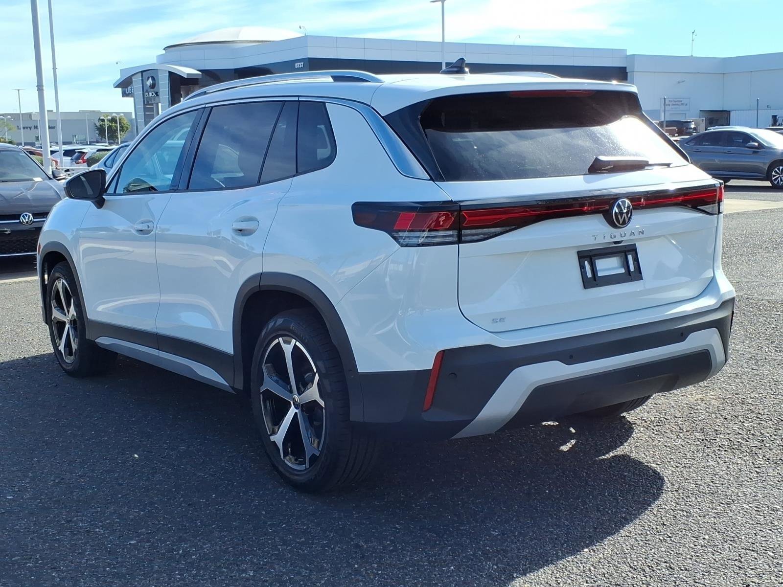 New 2026 Volkswagen Tiguan SE FWD image 3