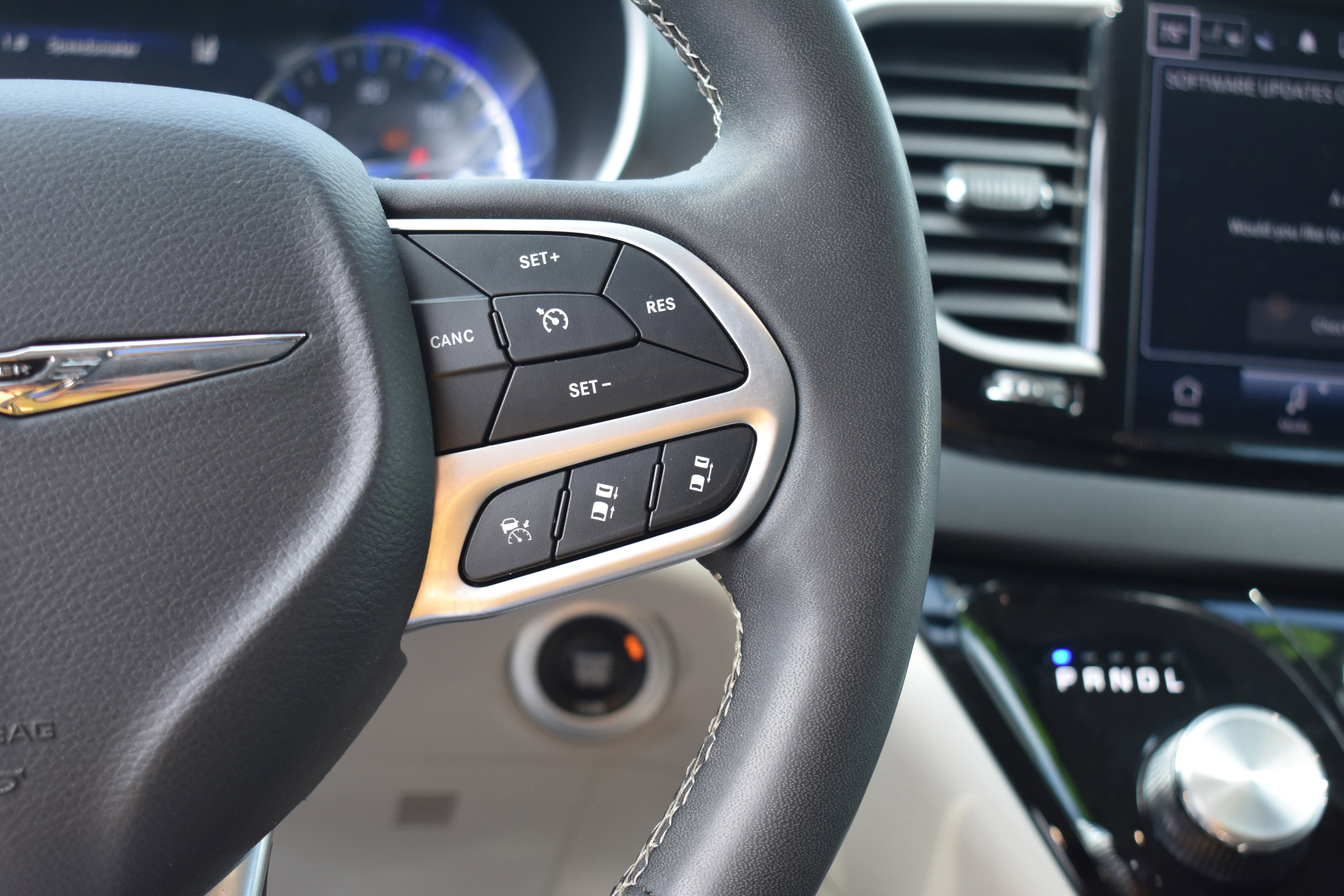 Used 2023 Chrysler Pacifica Touring-L image 14