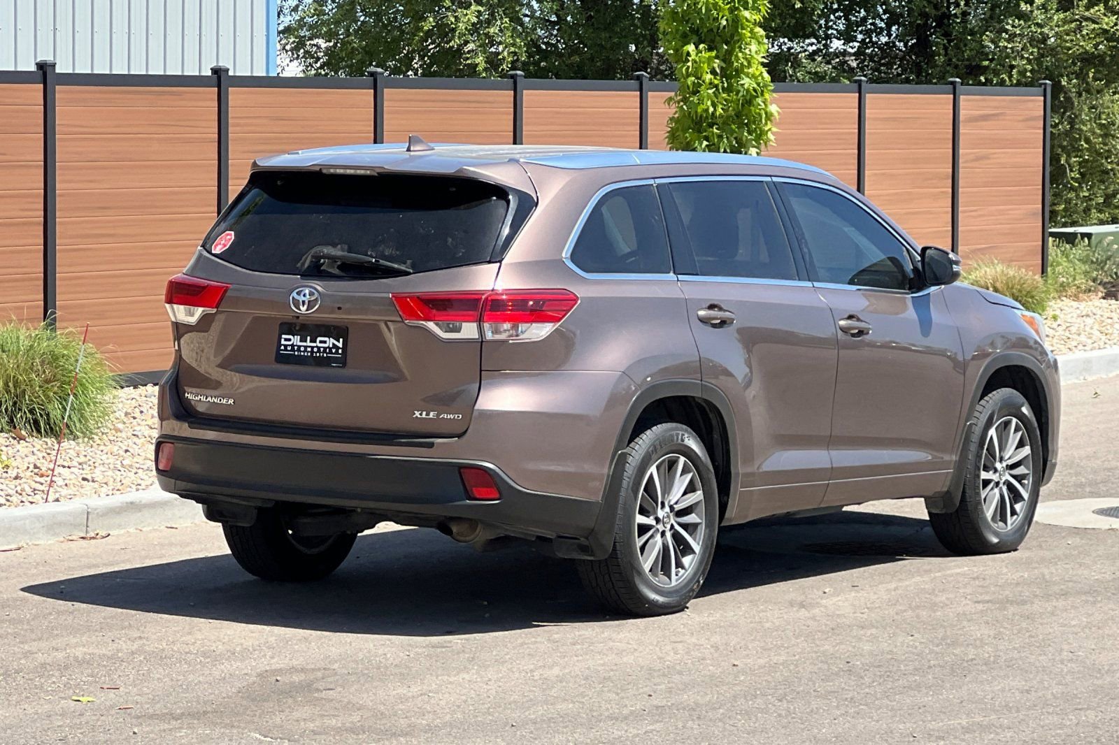 Used 2018 Toyota Highlander XLE AWD/4WD image 4
