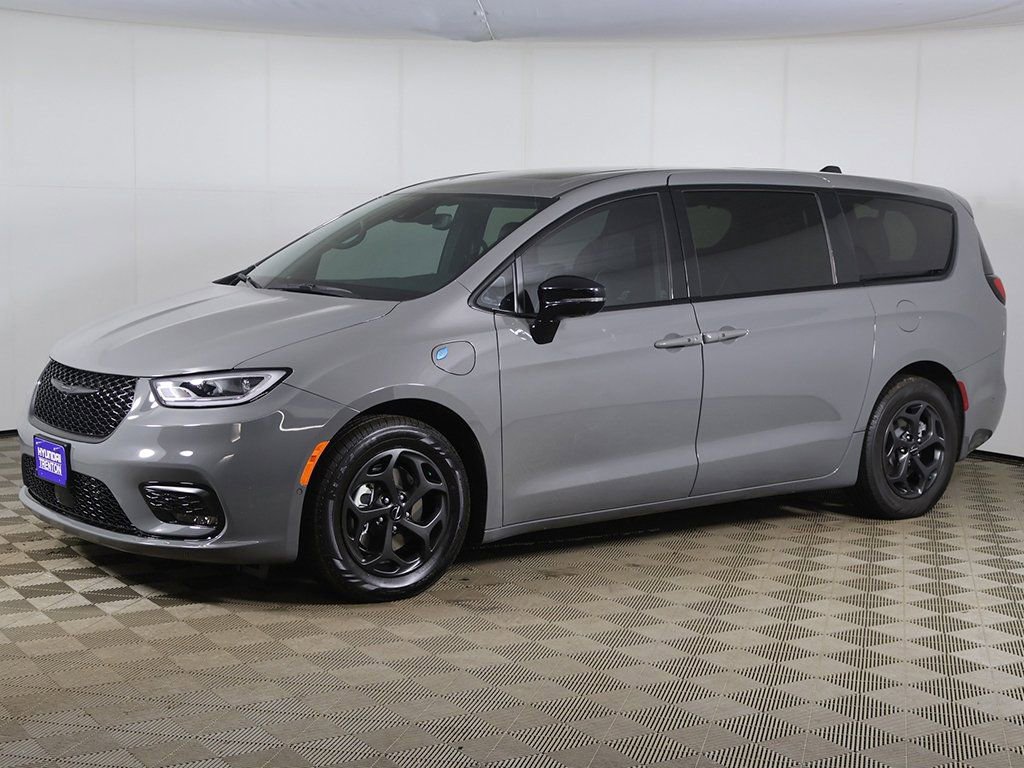 Used 2023 Chrysler Pacifica Limited w/ Uconnect Theater Family Group image 14