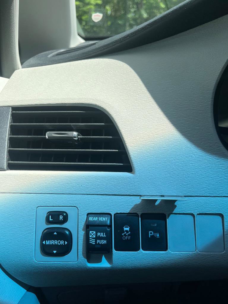Used 2014 Toyota Sienna XLE FWD image 33