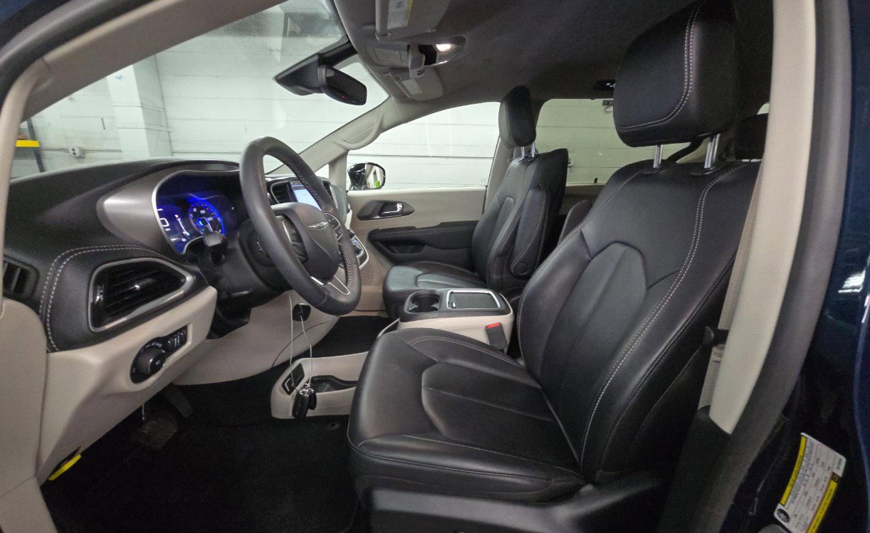 Used 2024 Chrysler Pacifica Touring-L w/ Uconnect Theater Family Group image 7