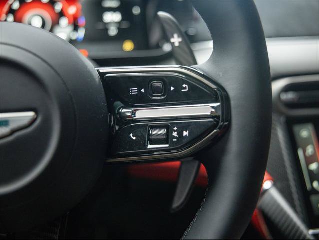 Used 2025 Aston Martin Vanquish RWD image 17
