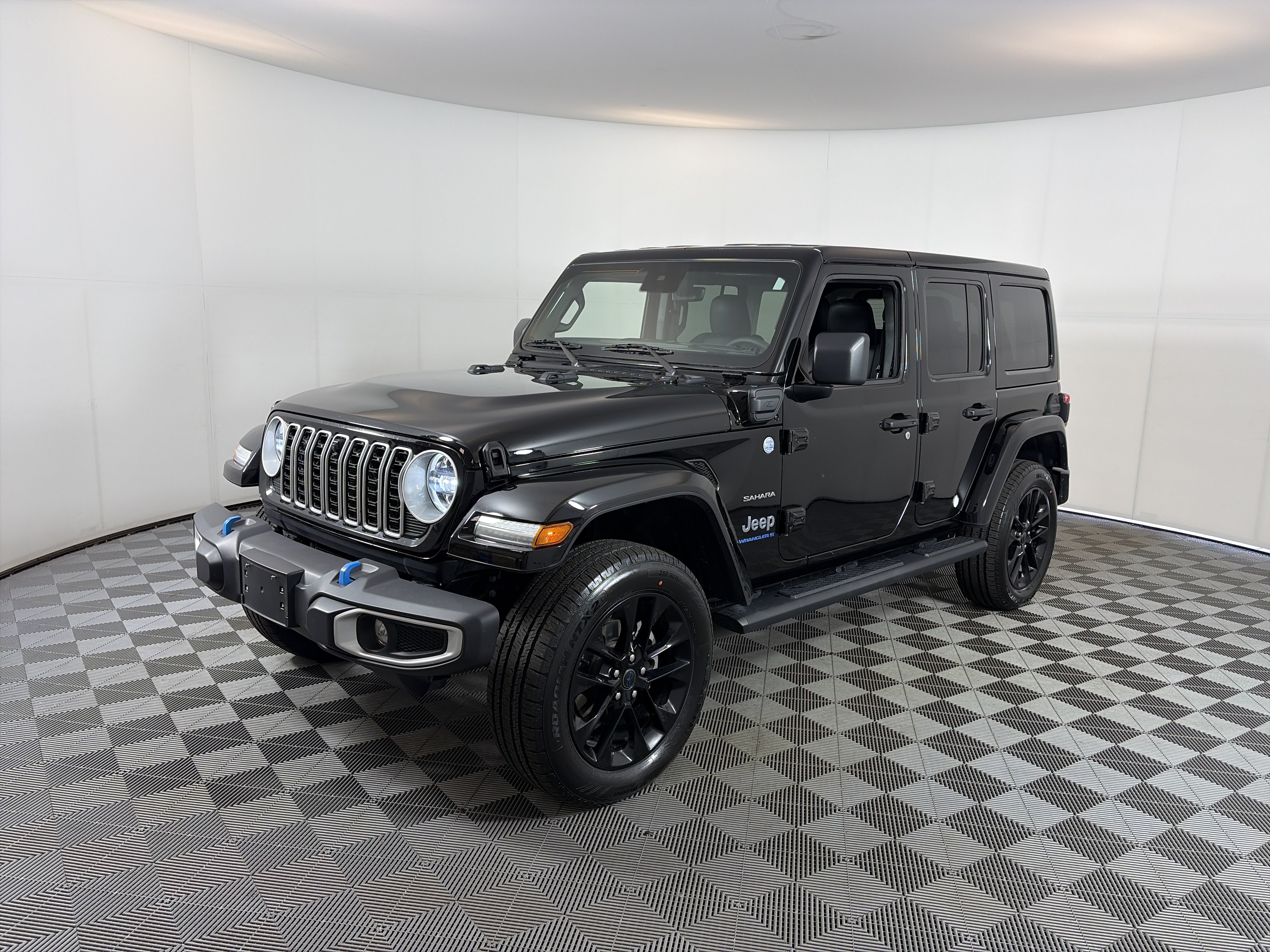 Used 2024 Jeep Wrangler Unlimited Sahara w/ Dual Top Group AWD/4WD image 2