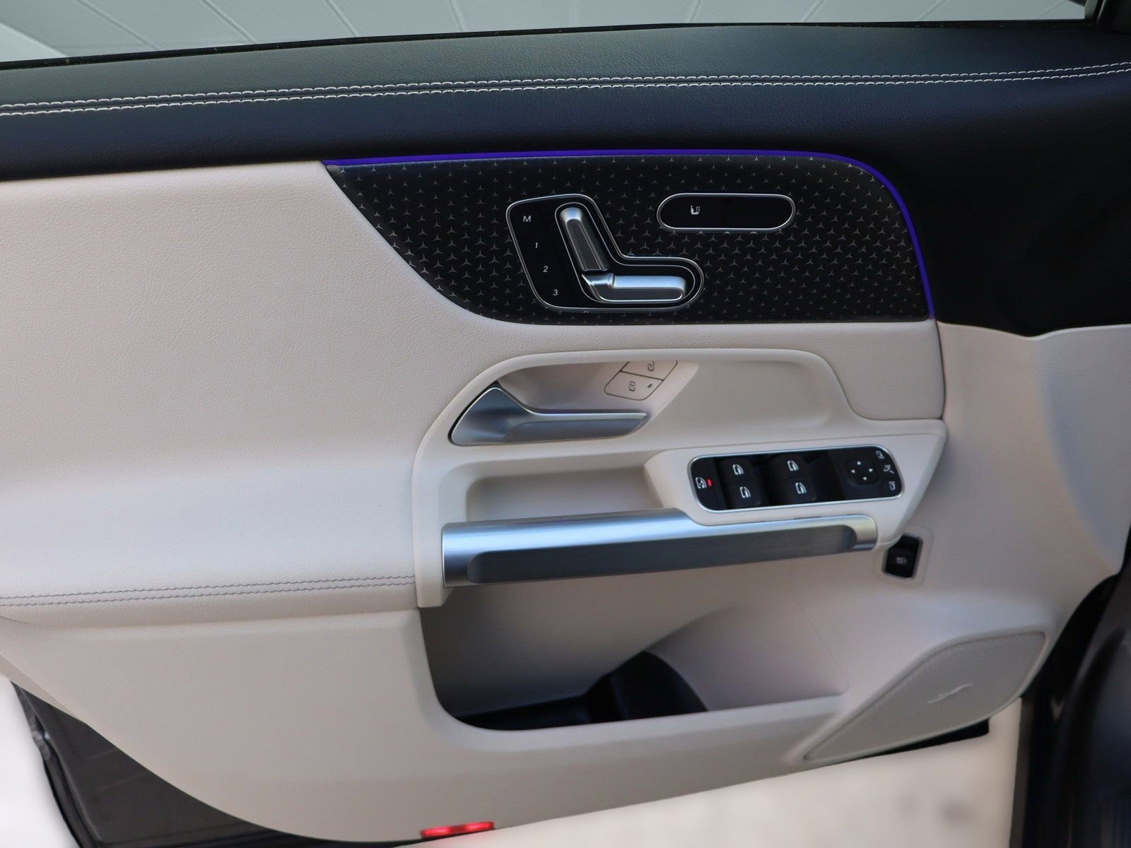 Used 2025 Mercedes-Benz GLB 250 image 33