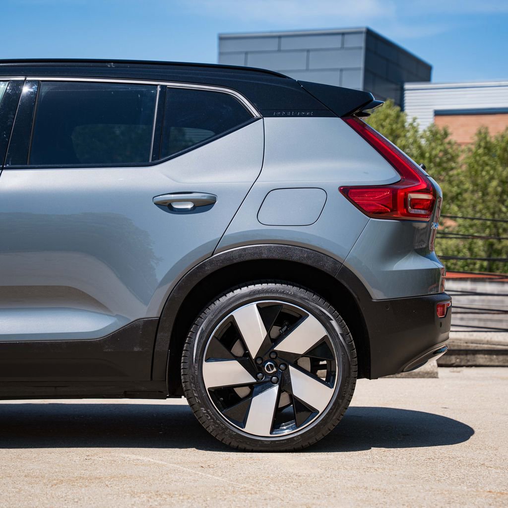 Certified 2023 Volvo XC40 Recharge Ultimate AWD/4WD image 4
