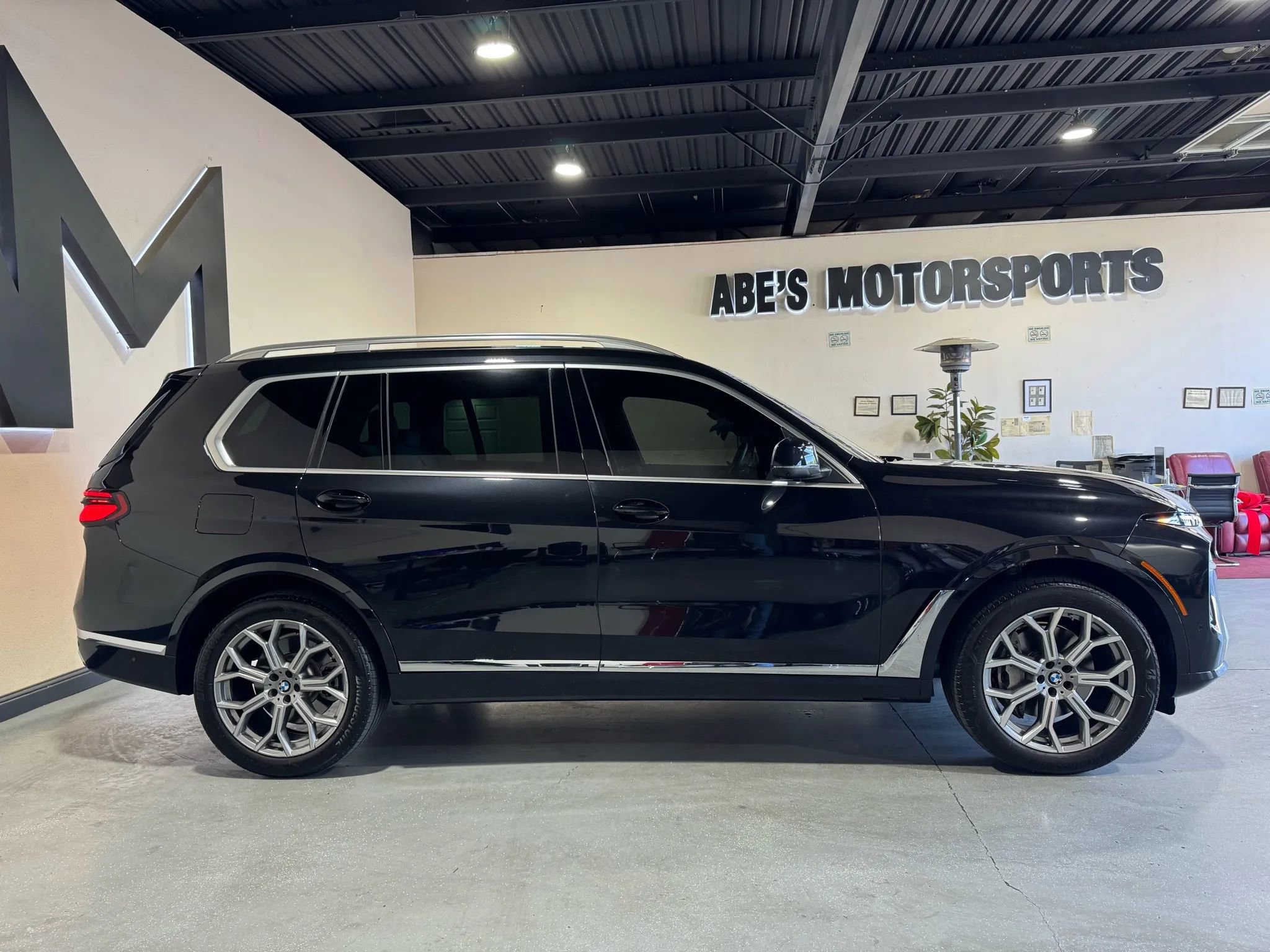 Used 2023 BMW X7 xDrive40i w/ Premium Package image 4