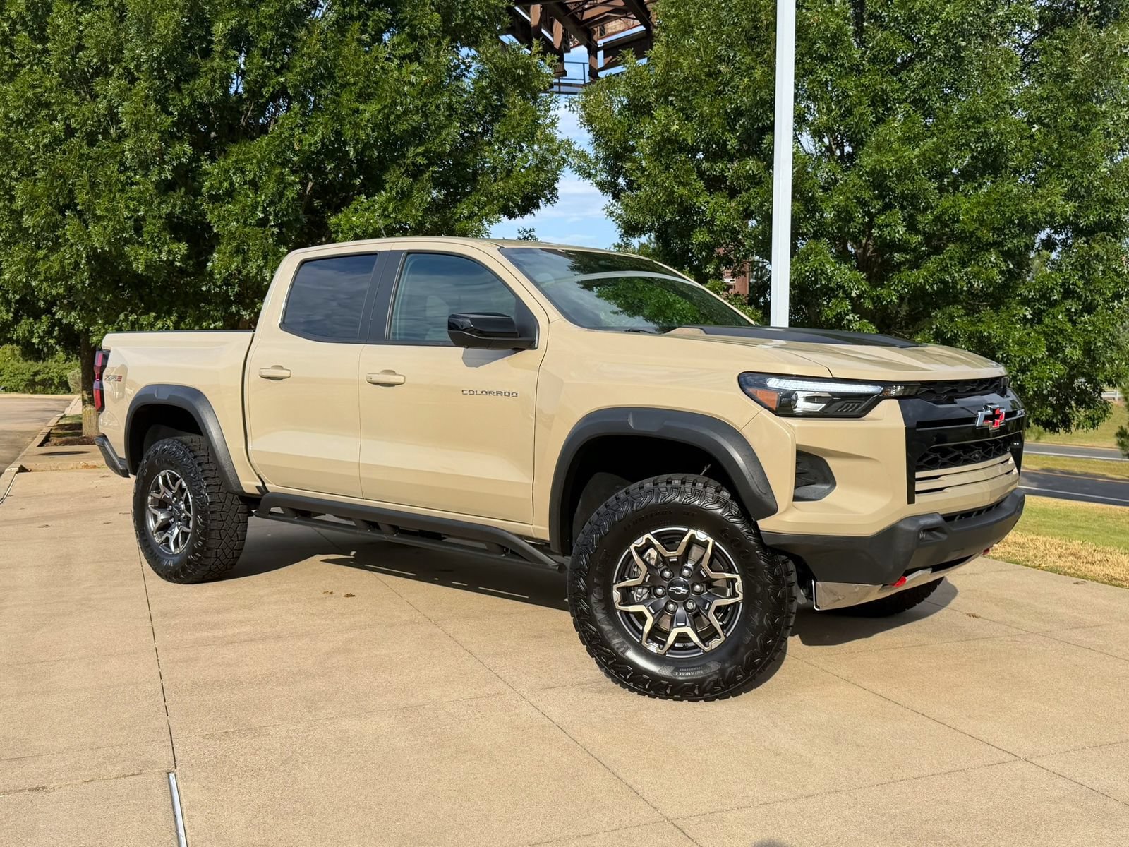 Used 2024 Chevrolet Colorado ZR2 w/ Technology Package AWD/4WD image 1