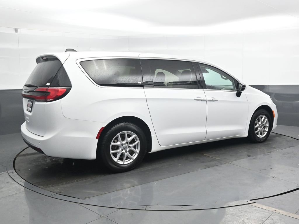 Used 2024 Chrysler Pacifica Touring-L FWD image 3