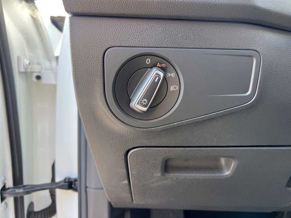 Used 2018 Volkswagen Tiguan SE w/ Panoramic Sunroof Package image 30