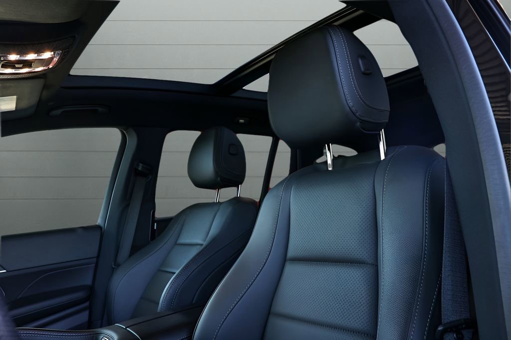 Used 2025 Mercedes-Benz GLS 450 4MATIC image 2