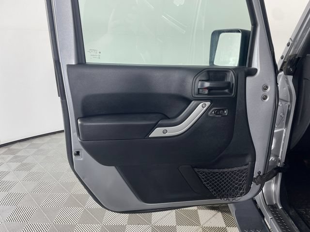 Used 2018 Jeep Wrangler Unlimited Sahara w/ Connectivity Group AWD/4WD image 17