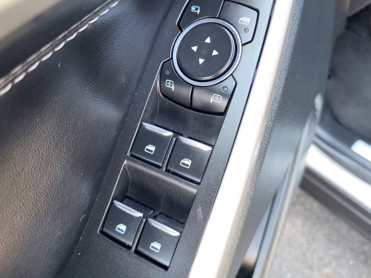 Used 2023 Ford Explorer Limited image 26