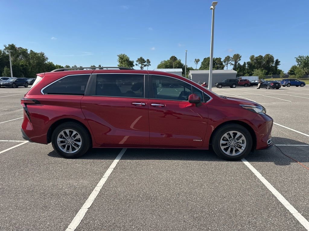 Used 2021 Toyota Sienna XLE FWD image 4