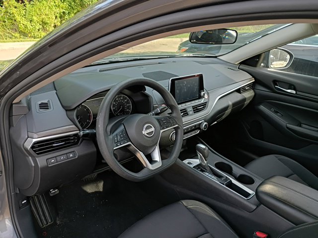 Used 2025 Nissan Altima 2.5 SV FWD image 13