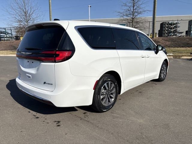 Used 2024 Chrysler Pacifica Select image 9