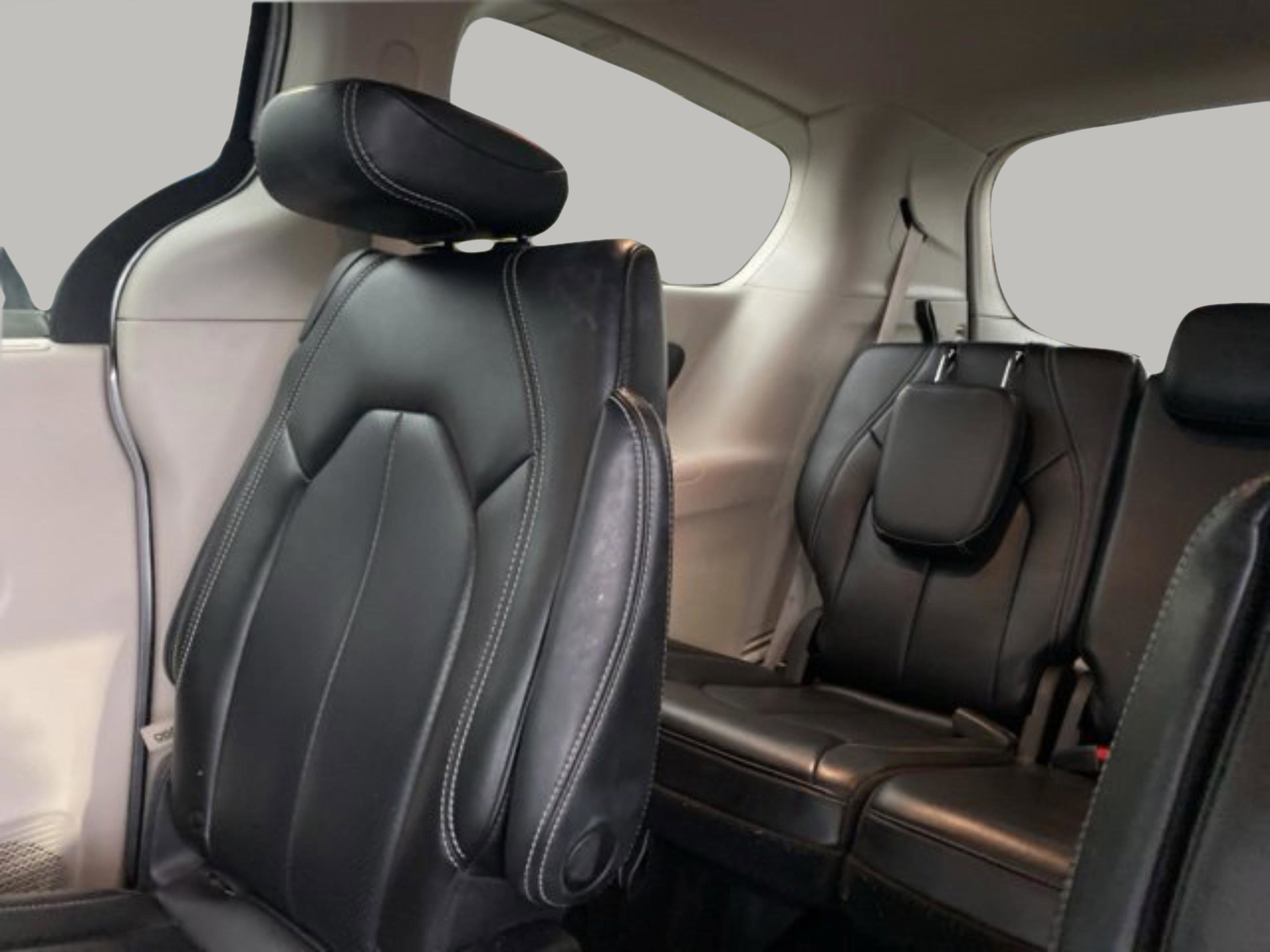 Used 2023 Chrysler Pacifica Touring-L image 31