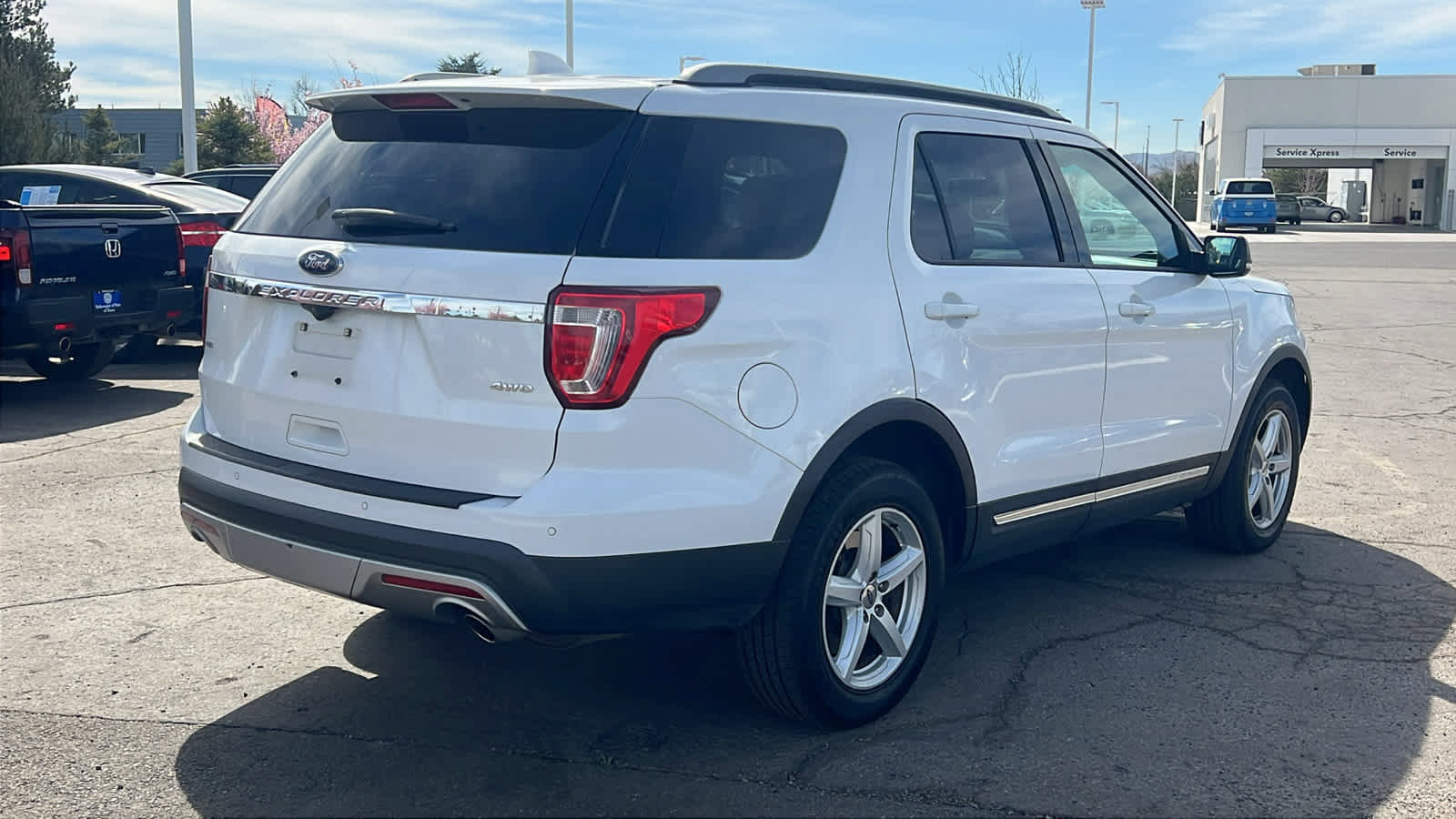 Used 2017 Ford Explorer XLT w/ Equipment Group 202A image 5