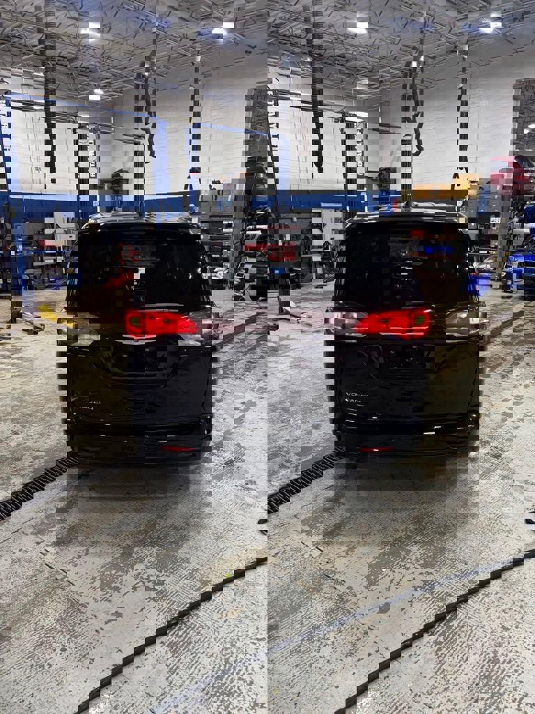 Used 2024 Chrysler Voyager LX image 4