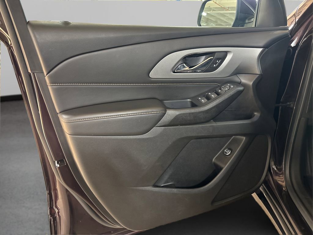 Used 2021 Chevrolet Traverse LT image 23