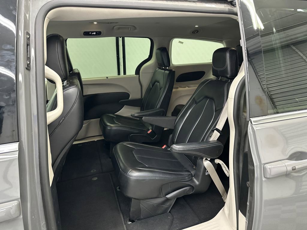 Used 2023 Chrysler Pacifica Touring-L FWD image 24