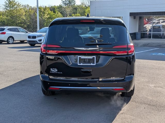 Used 2024 Chrysler Pacifica Touring-L FWD image 5