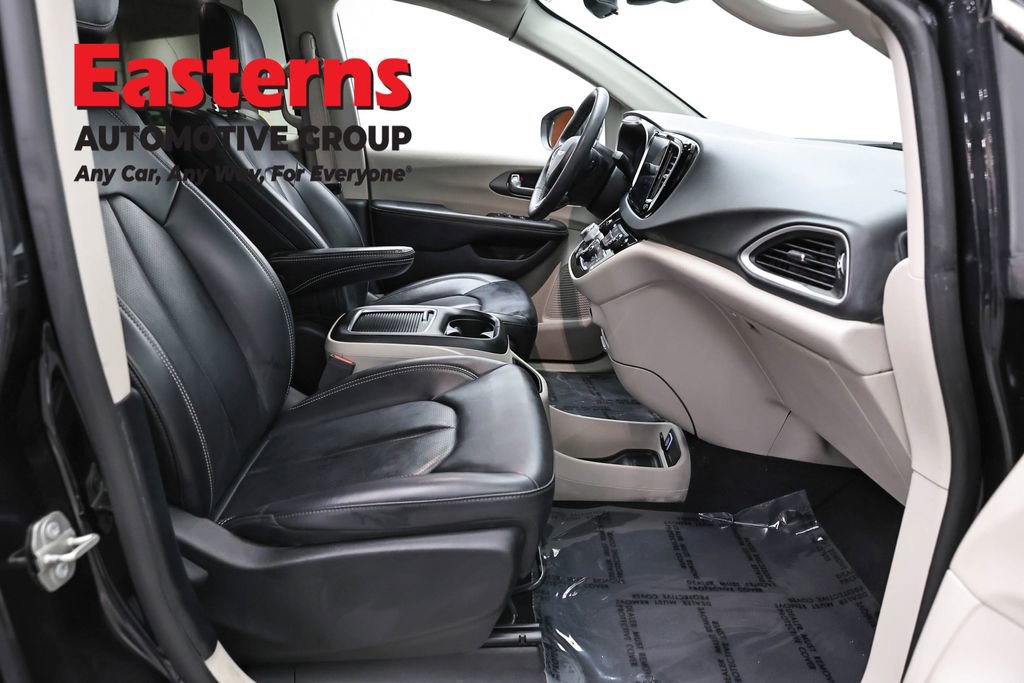 Used 2023 Chrysler Pacifica Touring-L FWD image 25
