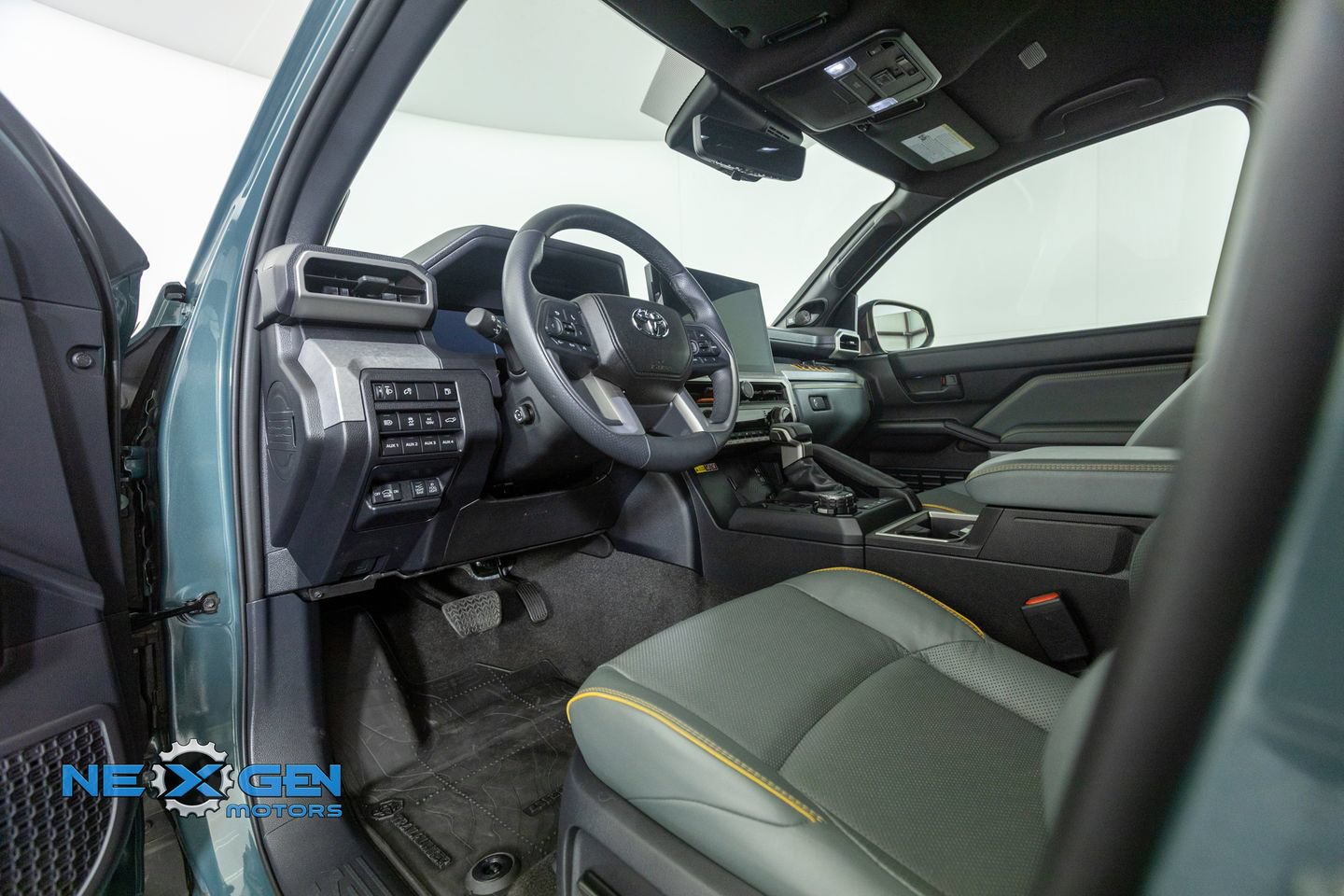 Used 2025 Toyota 4Runner Trailhunter AWD/4WD image 10