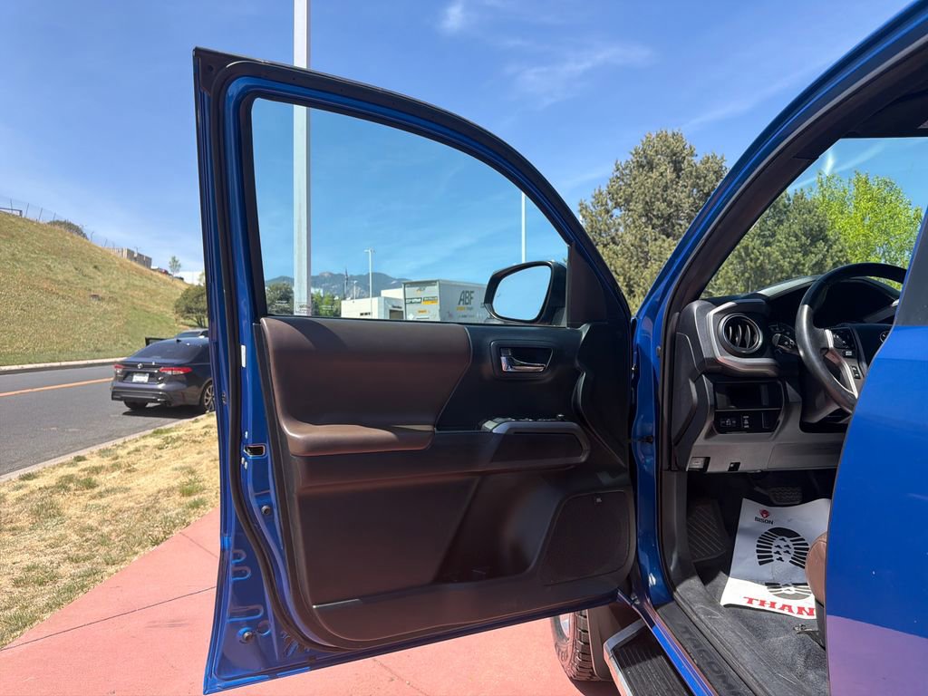 Used 2016 Toyota Tacoma Limited w/ Towing Package AWD/4WD image 9