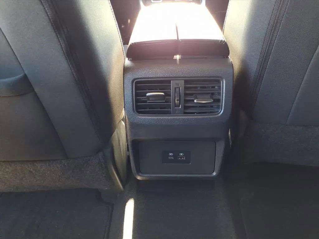 Used 2021 Nissan Rogue SV image 15