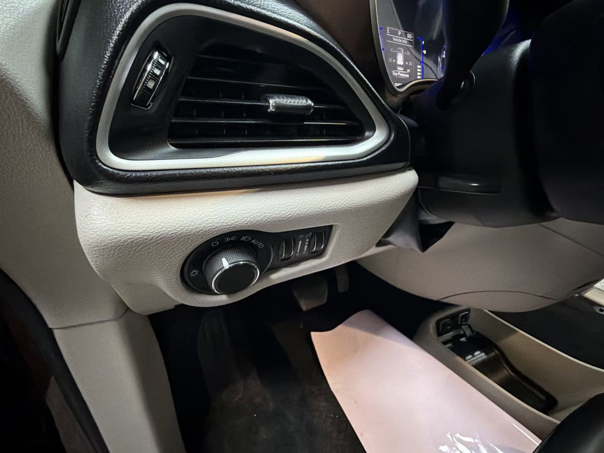 Used 2020 Chrysler Voyager Lxi FWD image 14