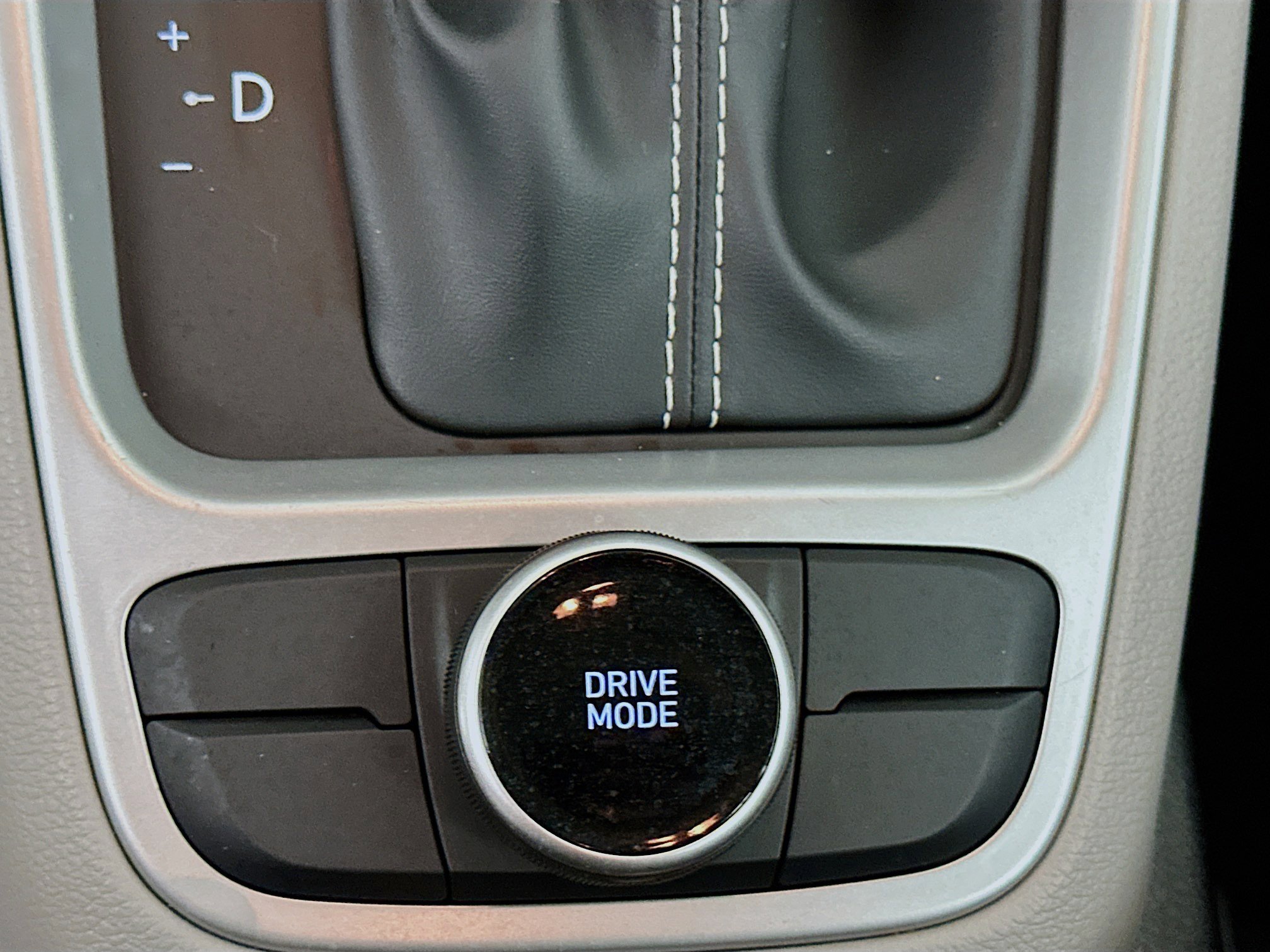 Used 2024 Hyundai Venue SEL image 25