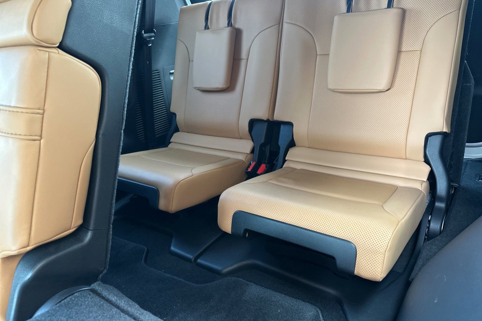 Certified 2024 Lexus LX 600 4WD w/ Luxury Package image 18