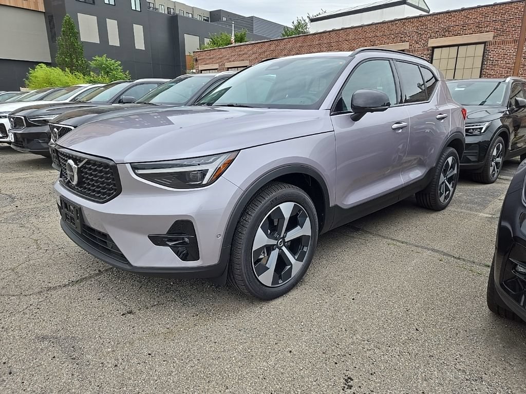 New 2026 Volvo XC40 B5 Plus w/ Protection Package Premier AWD/4WD image 3