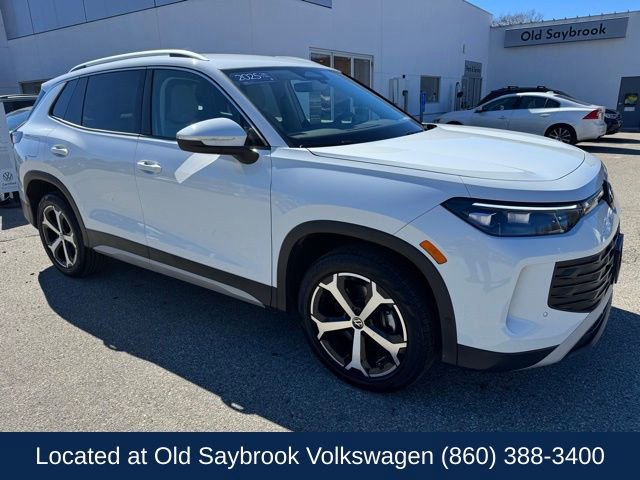 Used 2025 Volkswagen Tiguan SE image 3