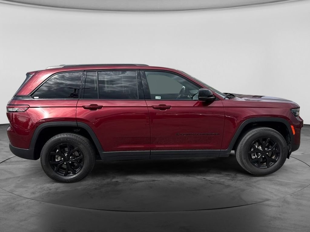 Used 2024 Jeep Grand Cherokee Altitude AWD/4WD image 3