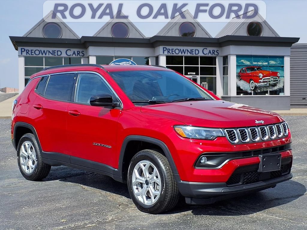 Used 2025 Jeep Compass Latitude AWD/4WD image 1