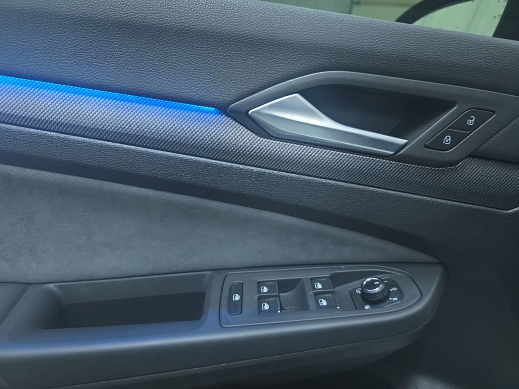 Used 2025 Volkswagen Golf w/ Euro Style Package image 15