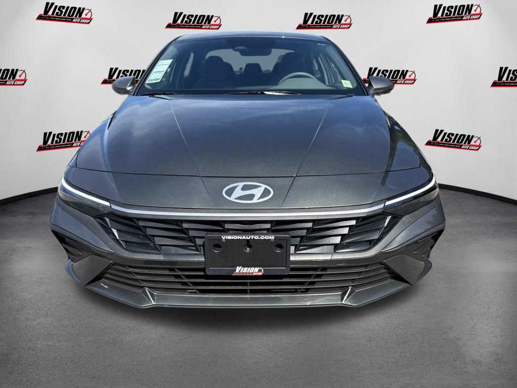 Certified 2025 Hyundai Elantra SE FWD image 2