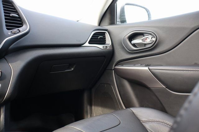 Used 2021 Jeep Cherokee Latitude Lux FWD image 36