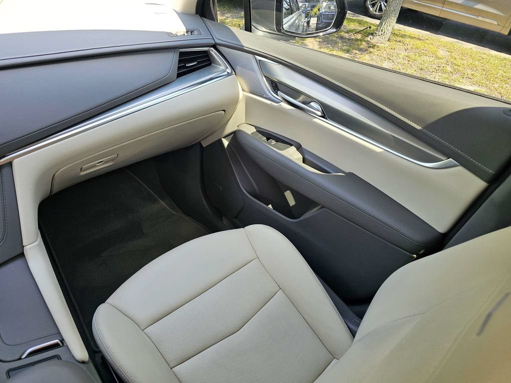 Certified 2024 Cadillac XT5 Premium Luxury FWD image 17